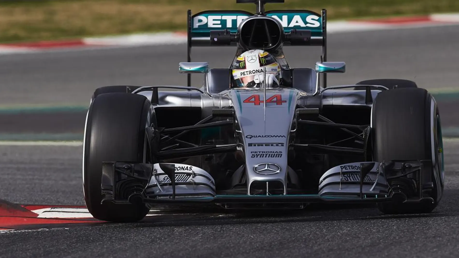 Lewis Hamilton, con su nuevo coche en Montmeló