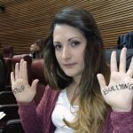 Marián Campello, diputada de Les Corts Valencianes, muestra sus manos pintadas contra el acoso escolar