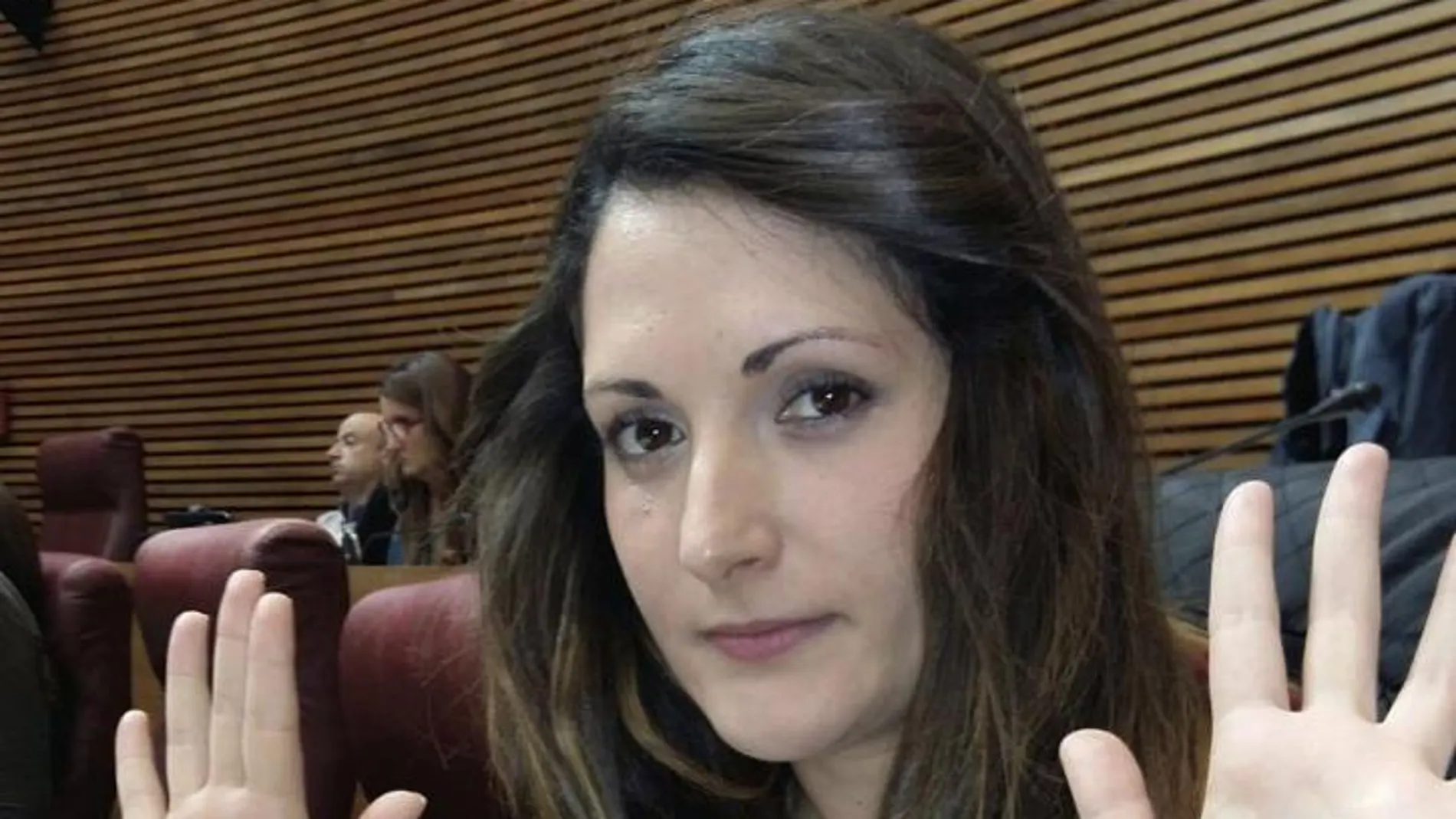 Marián Campello, diputada de Les Corts Valencianes, muestra sus manos pintadas contra el acoso escolar