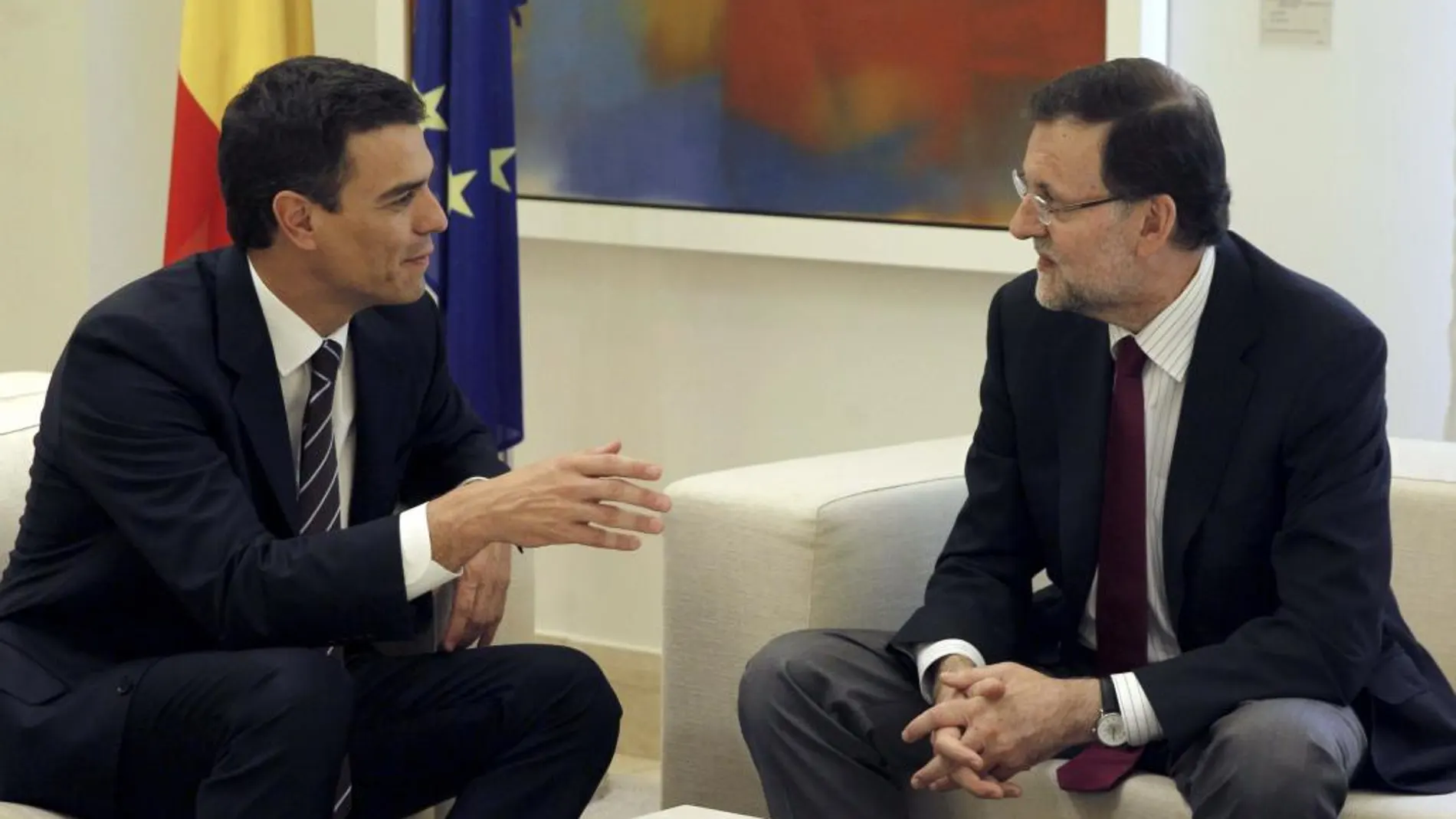 Mariano Rajoy, durante una reunión con el líder socialista, Pedro Sánchez, en Moncloa