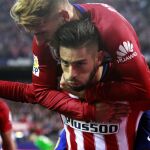 El centrocampista belga del Atlético de Madrid, Yannick Ferreira-Carrasco (c), celebra su gol ante el Valencia con el francés Antoine Griezmann