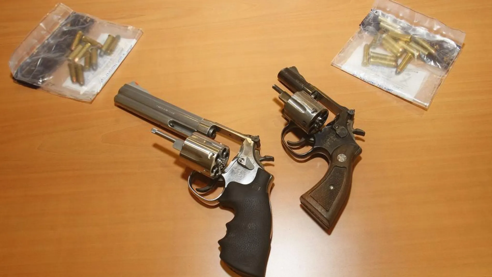 Imagen del arma con el que atracaba los bancos (izquierda), junto a otro revólver que le fue incautado