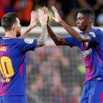 Messi y Dembélé chocan sus manos durante el partido de ayer en el Camp Nou