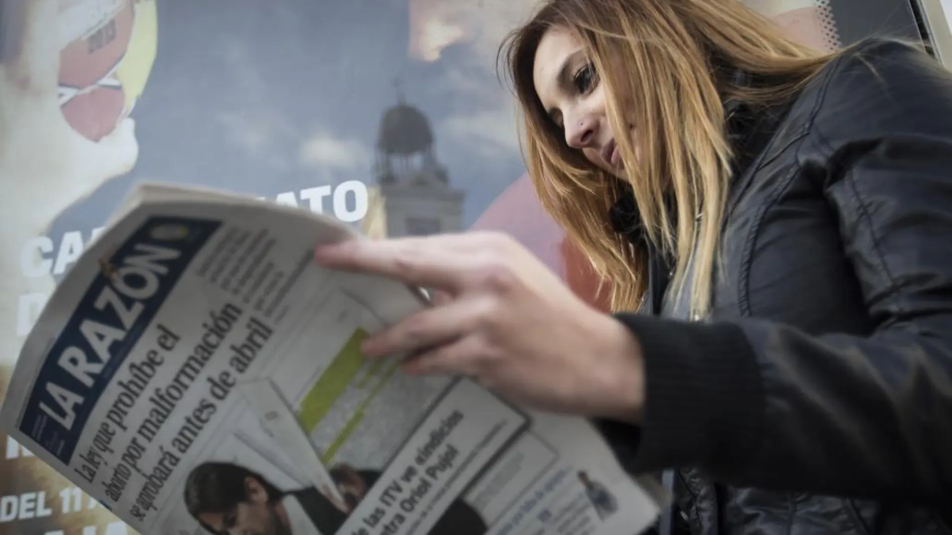 Uno de cada tres internautas lee al menos un periódico en formato papel al día, según un estudio de AIMC