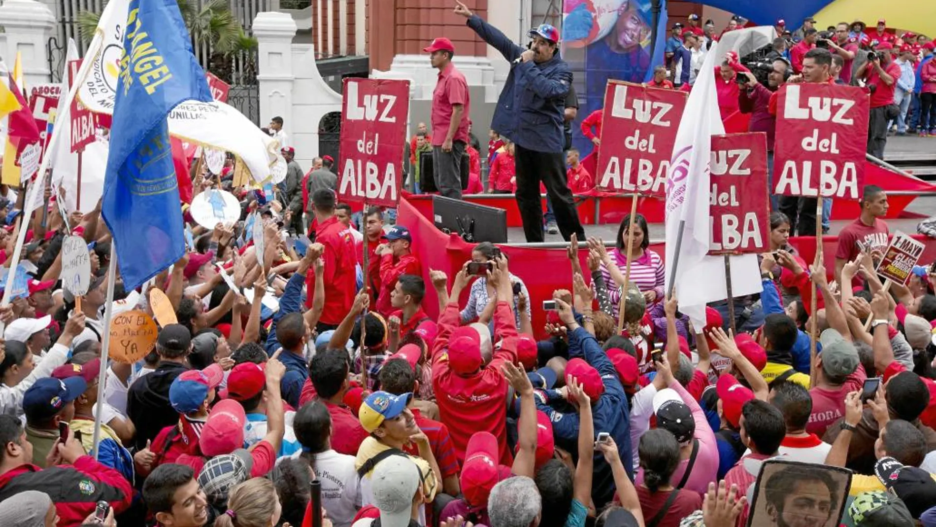 El presidente venezolano, Nicolás Maduro, se dirige a sus seguidores durante la manifestación por el Día del Trabajo celebrada ayer en Caracas