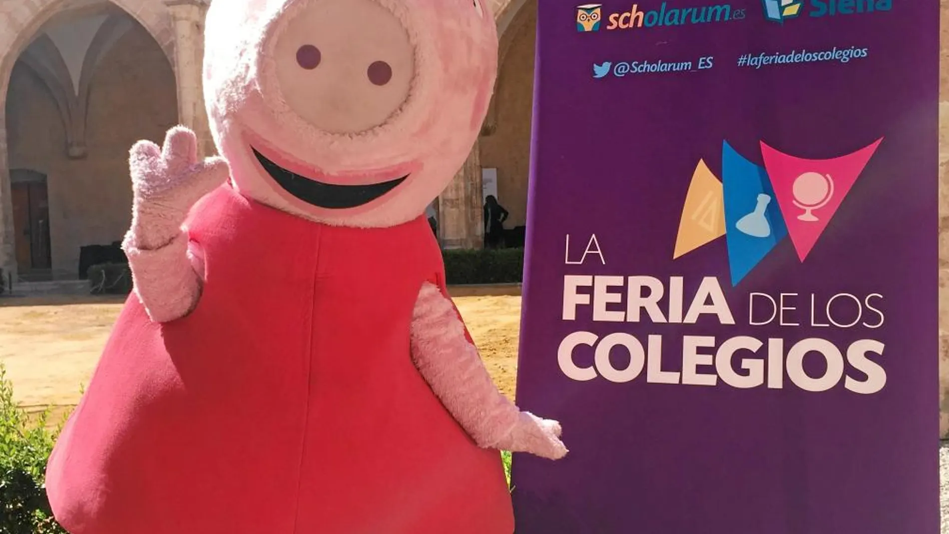 El muñeco de Peppa Pig junto con el cartel de la Feria que se llevará a cabo durante este fin de semana en la capital del Turia