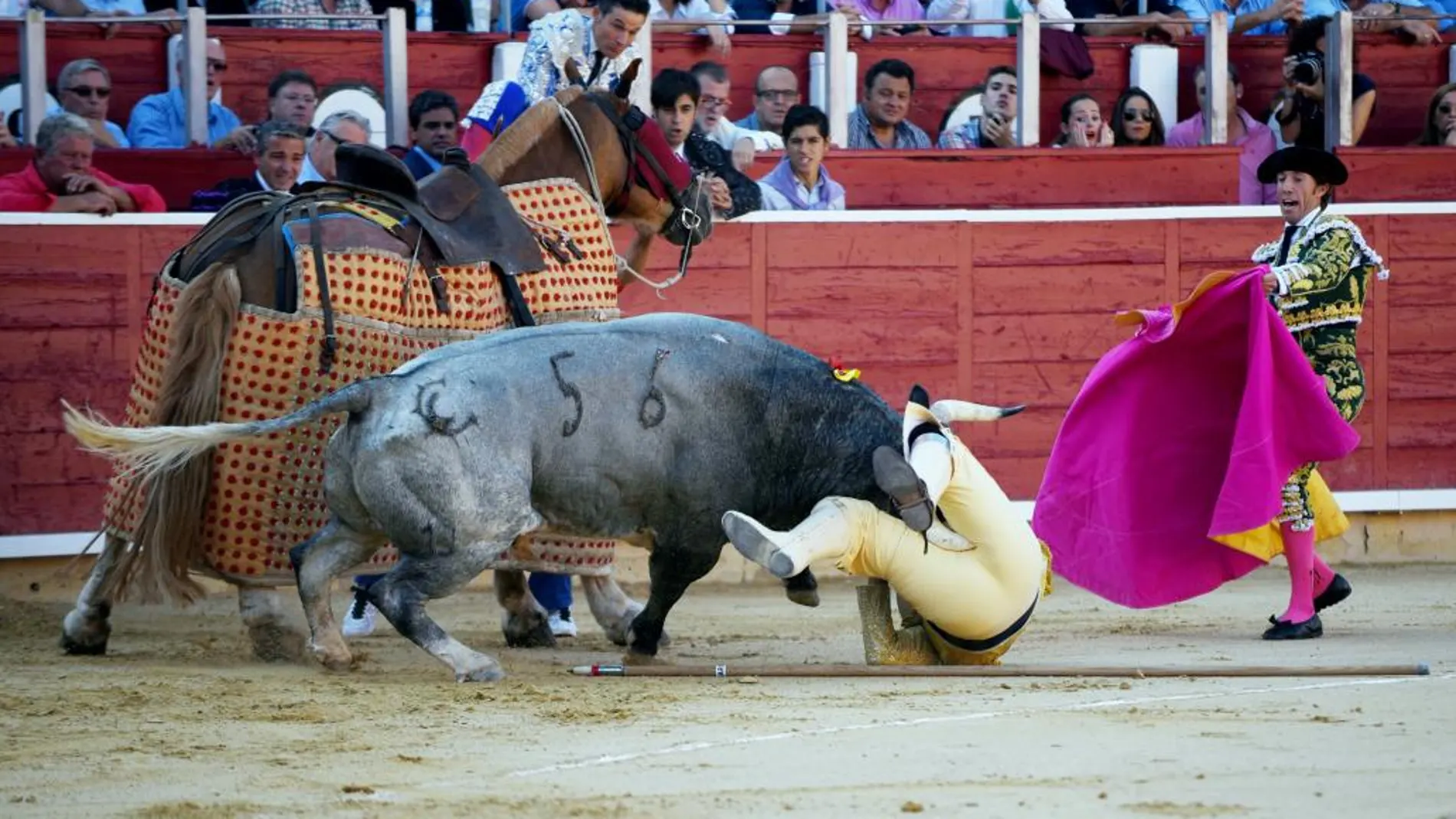 El picador Marcial Rodríguez es corneado en el muslo izquierdo por el primero, de la ganadería de La Quinta