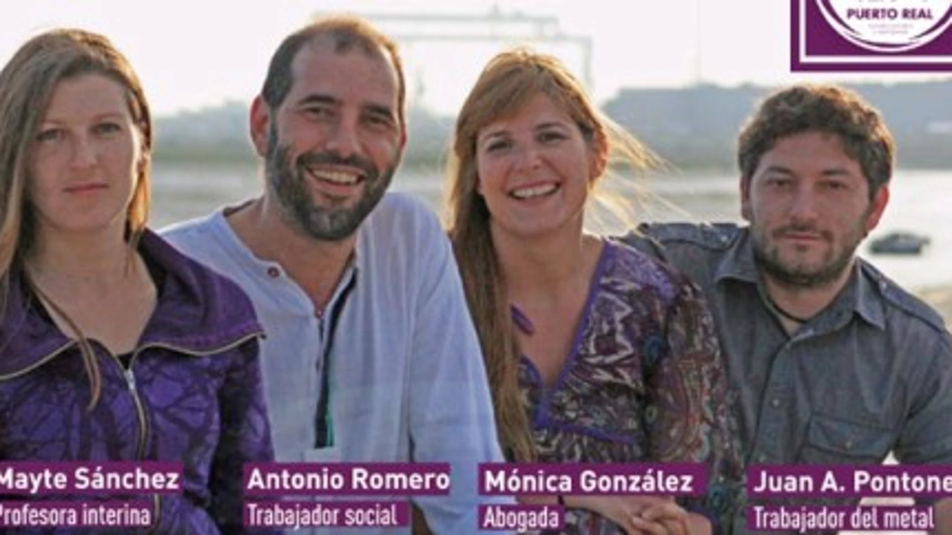 Mónica González, en el centro, con otros miembros de Podemos en Puerto Real. A su izquierda, Antonio Romero, alcalde del municipio.