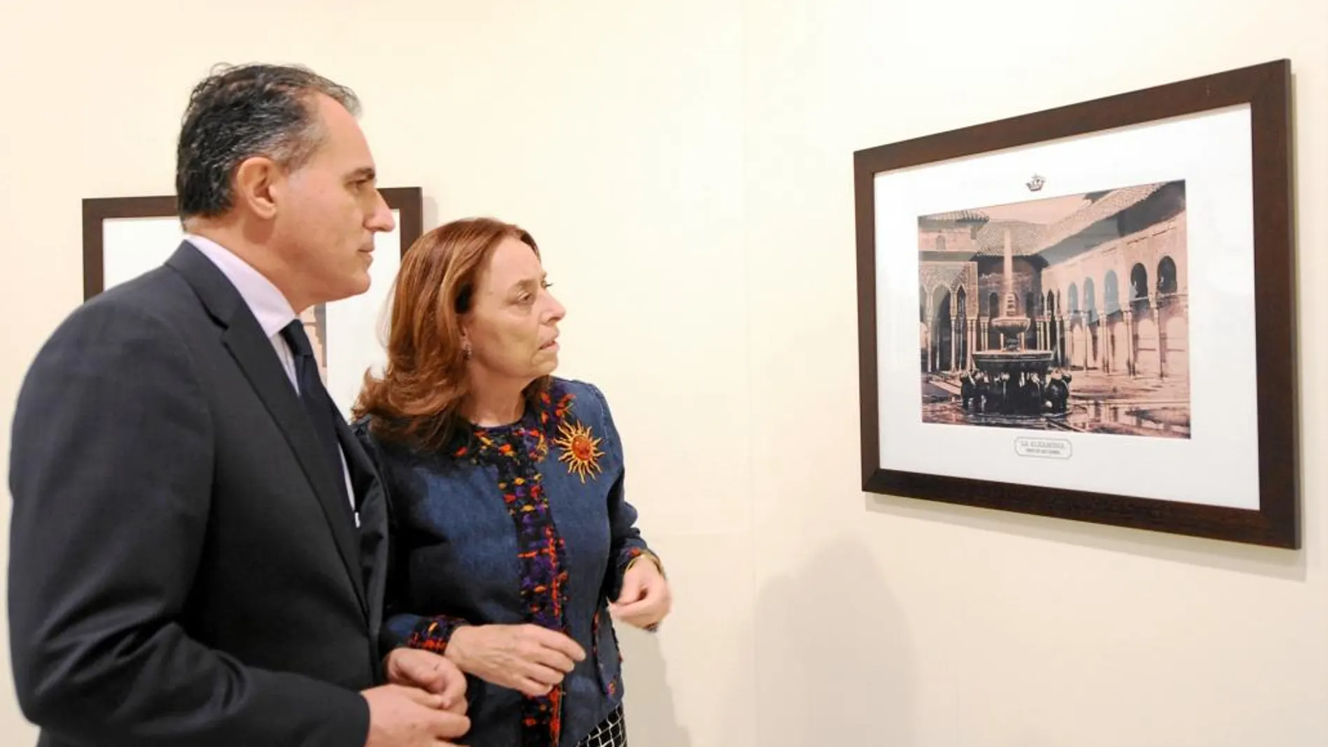 El director de la Fundación CajaGranada, Diego Oliva, y la directora de la Fundación Lara, Ana Gavín