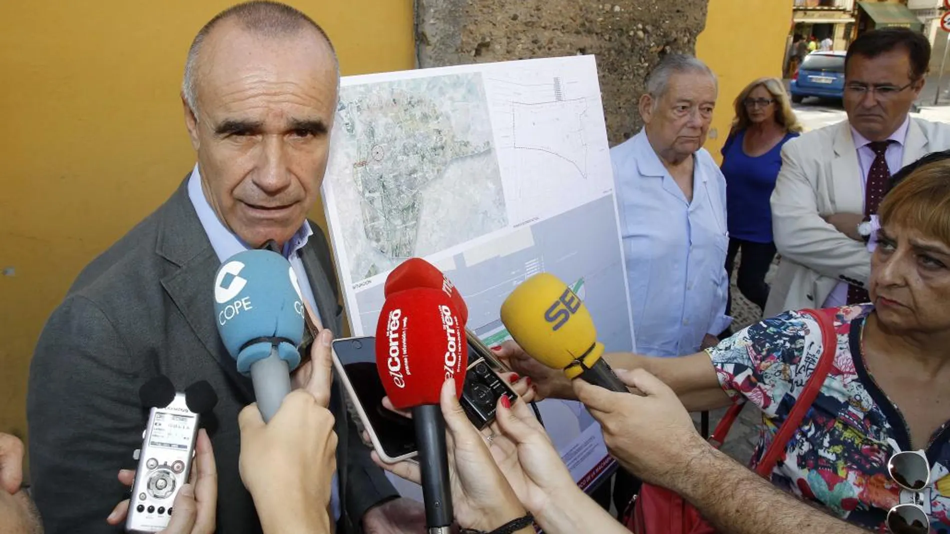 El concejal Antonio Muñoz, atendiendo a los medios