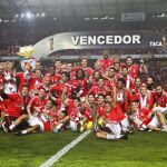 Los jugadores del Benfica celebran en el estadio de Coimbra su séptima Copa de la Liga