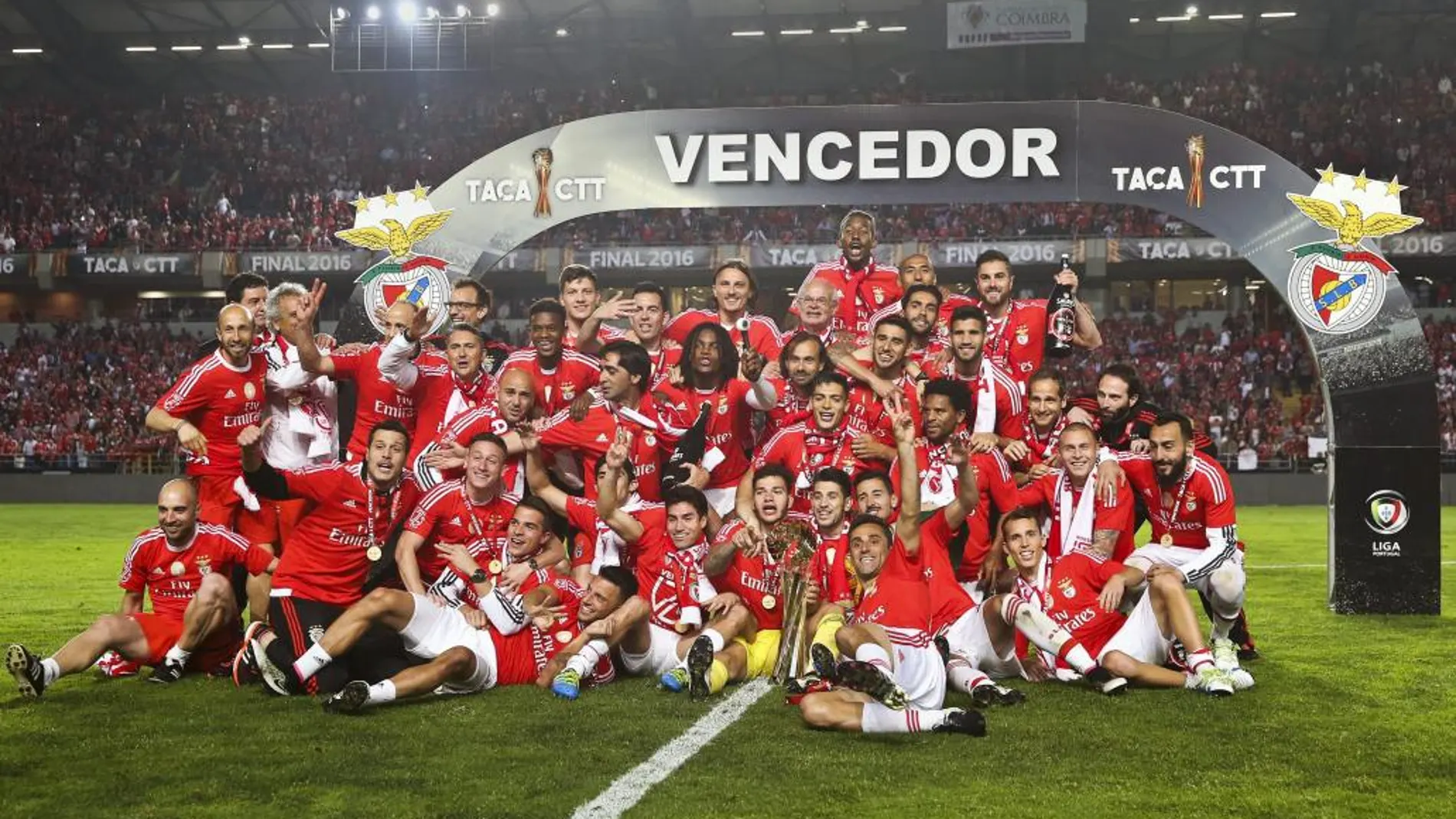 Los jugadores del Benfica celebran en el estadio de Coimbra su séptima Copa de la Liga