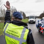 Controles de seguirdad en la localidad fronteriza con Alemania de De Lutte, Holanda hoy 8 de febrero de 2016.