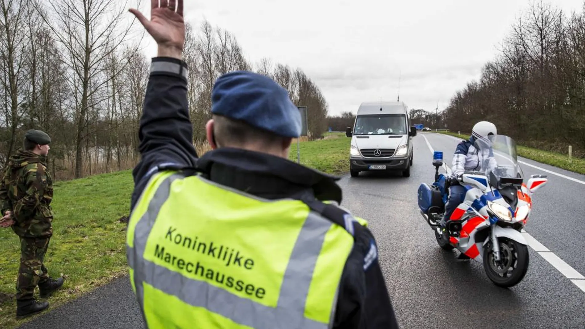 Controles de seguirdad en la localidad fronteriza con Alemania de De Lutte, Holanda hoy 8 de febrero de 2016.