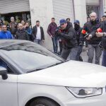 Policías belgas apuntan a un coche después de que este atropellara a una mujer en Molenbeek ayer