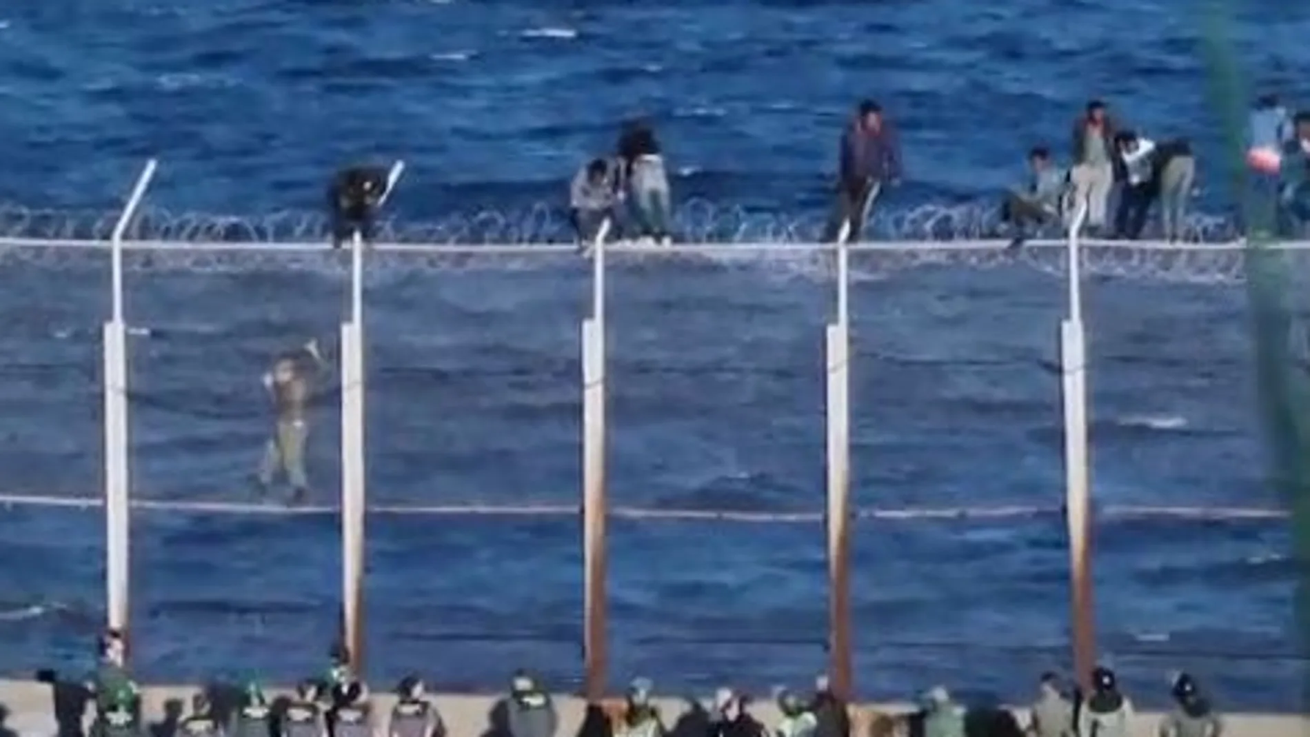 Los policías marroquíes han intentado que bajaran de la valla