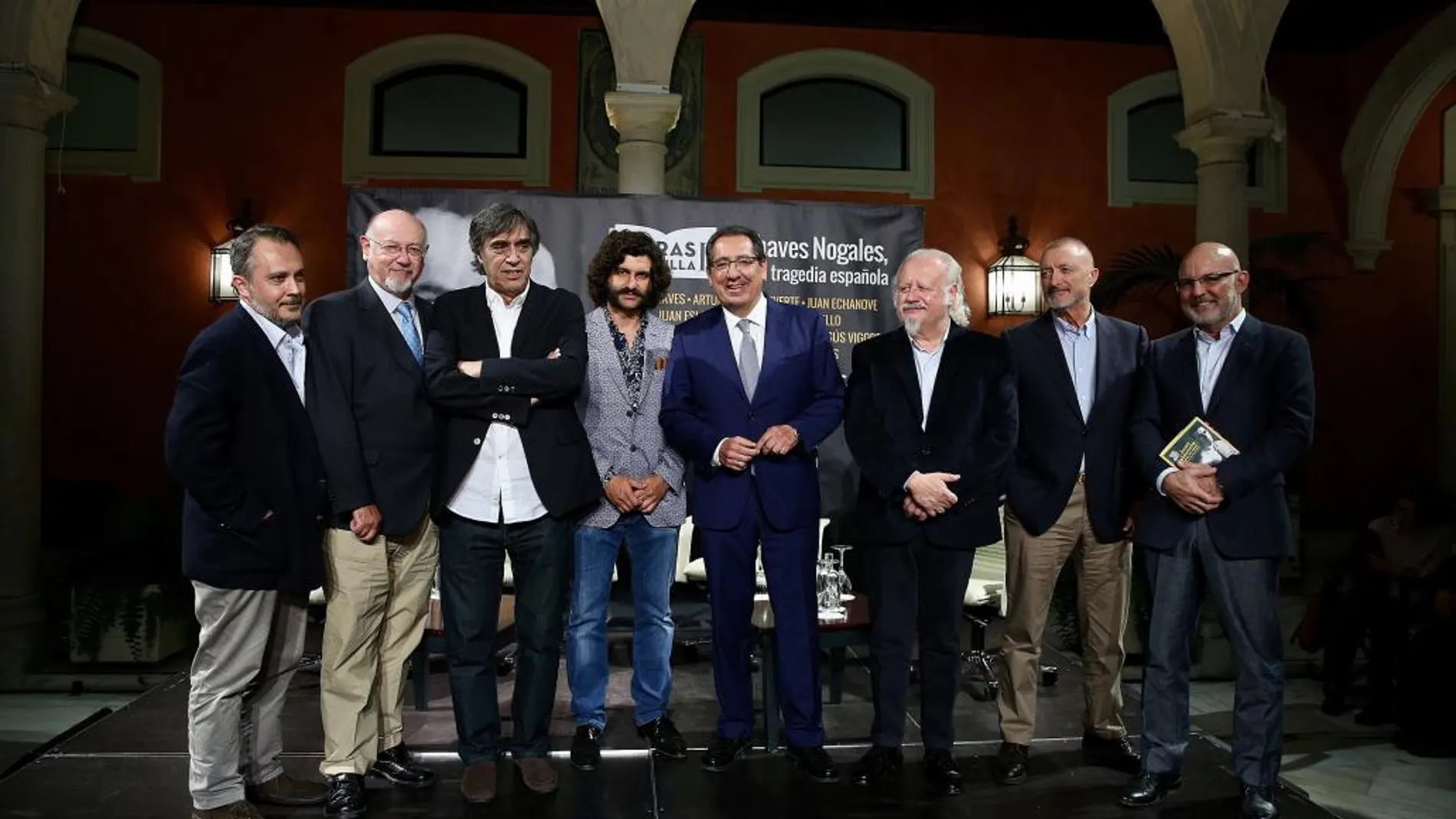 Participantes en el ciclo «Letras en Sevilla», junto al presidente de la Fundación Cajasol
