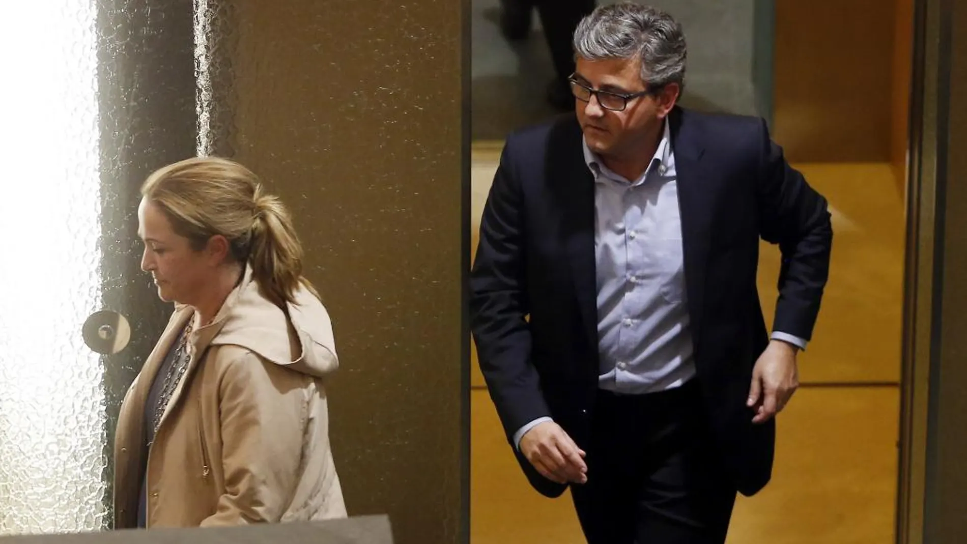 Los concejales del PP del Ayuntamiento de Valencia, Lourdes Bernal y Cristobal Grau, a su salida de los grupos parlamentarios del PP de la Comunitat Valenciana