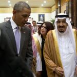 Barack Obama y el rey Salman bin Abdelaziz, a su llegada a Riad