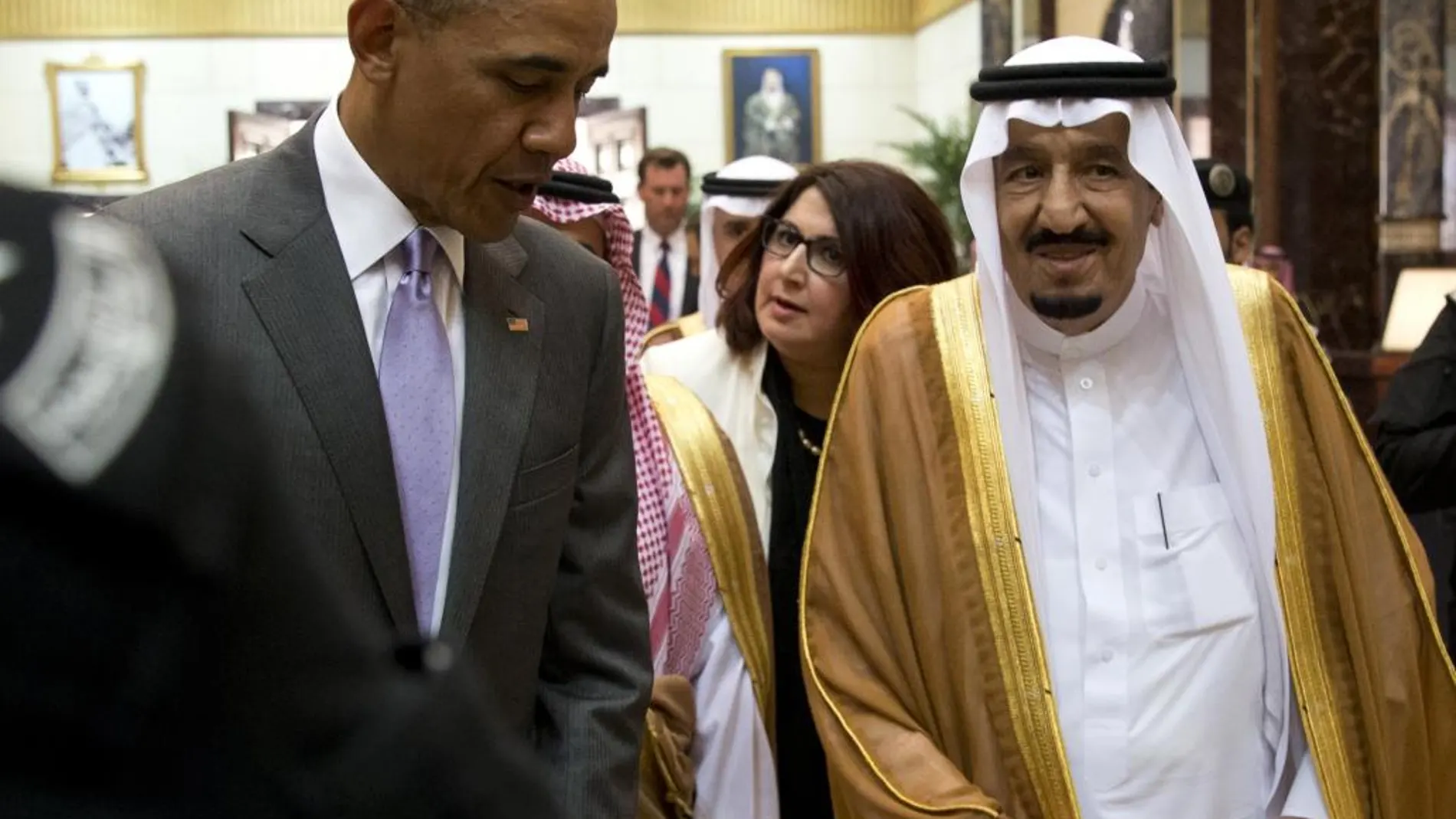 Barack Obama y el rey Salman bin Abdelaziz, a su llegada a Riad
