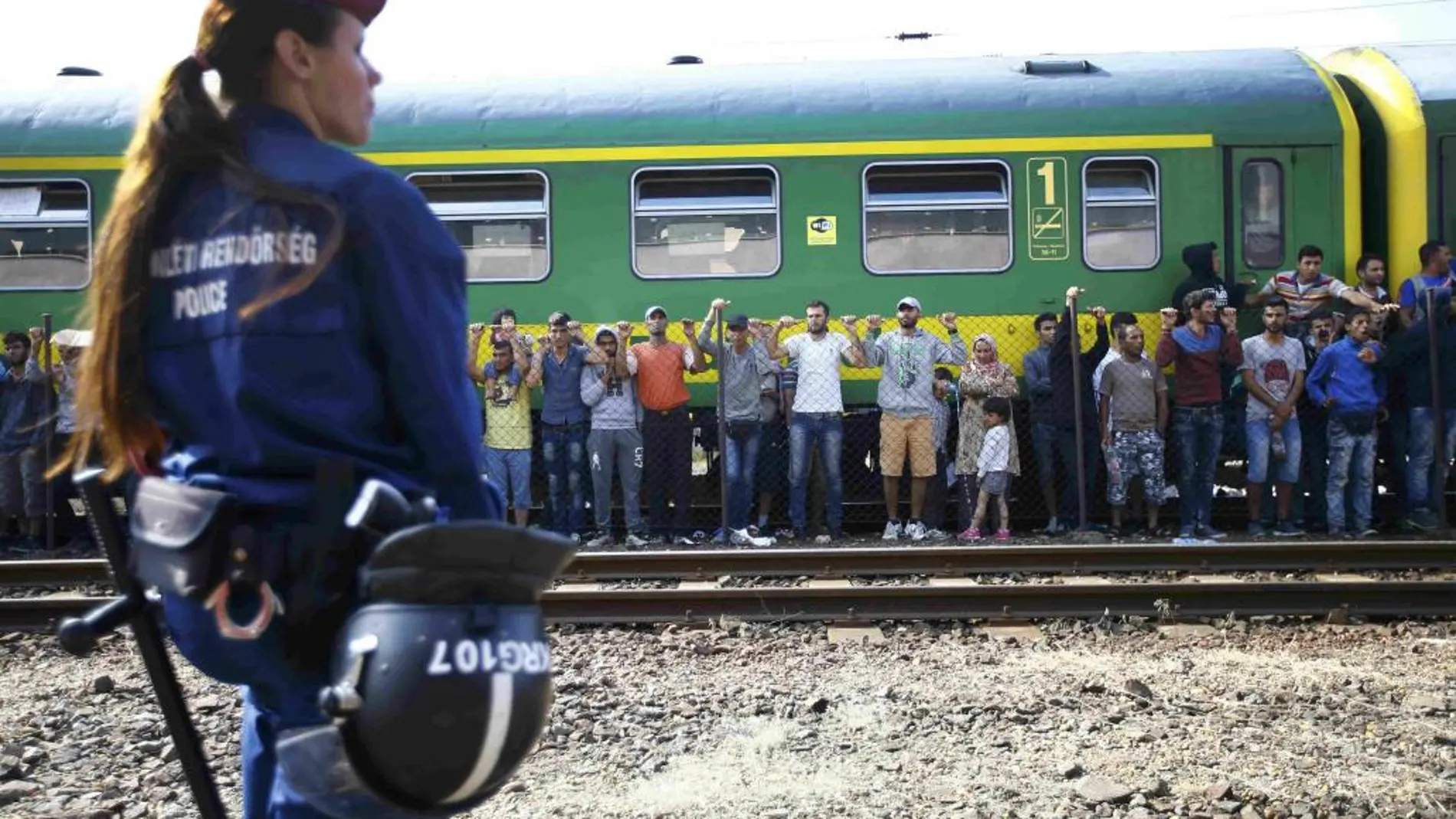 La Policía vigila el tren varado desde ayer en una estación húngara