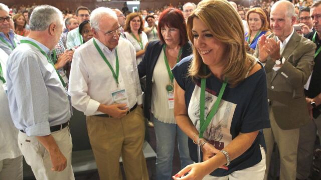 La presidenta andaluza y secretaria general del PSOE-A, Susana Díaz, junto al los expresidentes de la Junta José Antonio Griñán (i) y Manuel Chaves (d) y el exvicepresidente del Gobierno Alfonso Guerra