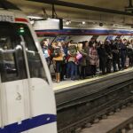 Aspecto que presentaba a primera hora de la mañana la estación de Ópera