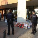 Momento en el que la Policía desaloja a los encerrados en el Hospital