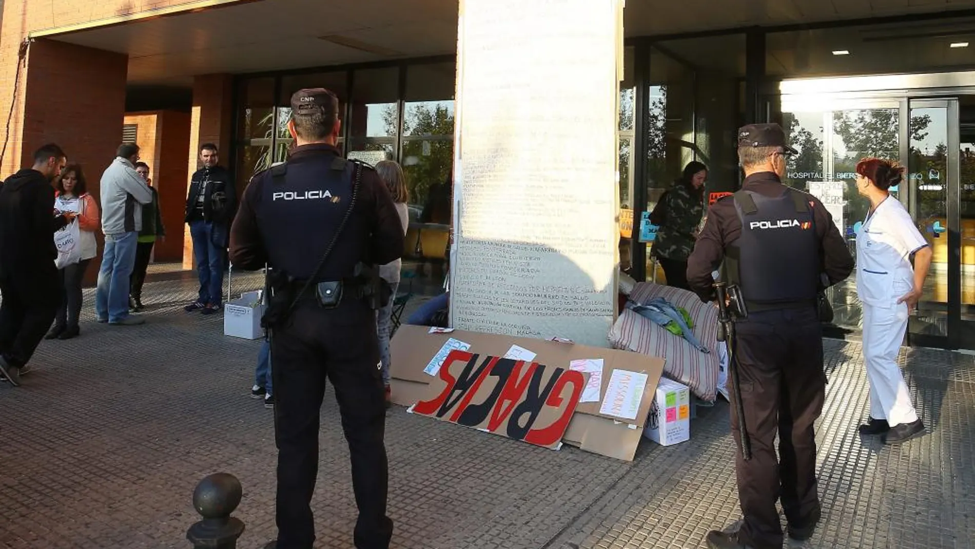 Momento en el que la Policía desaloja a los encerrados en el Hospital