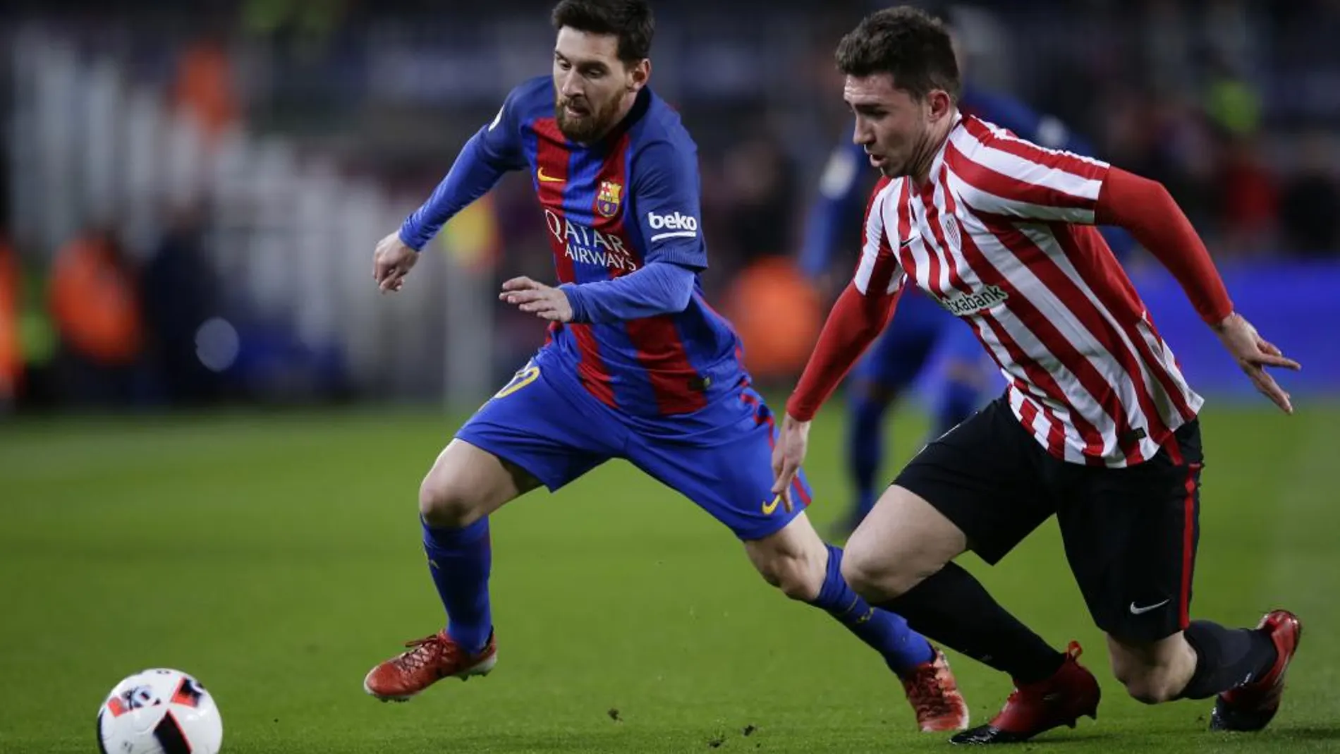 Messi habla en el campo y clasifica al Barça
