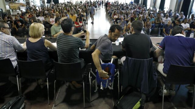 El comité de empresa del Metro de Barcelona, sometió esta mañana a votación de la plantilla la propuesta de la mediación de Trabajo para desencallar la huelga después de tres meses de duración