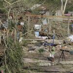 Casas dañadas, árboles y postes caídos