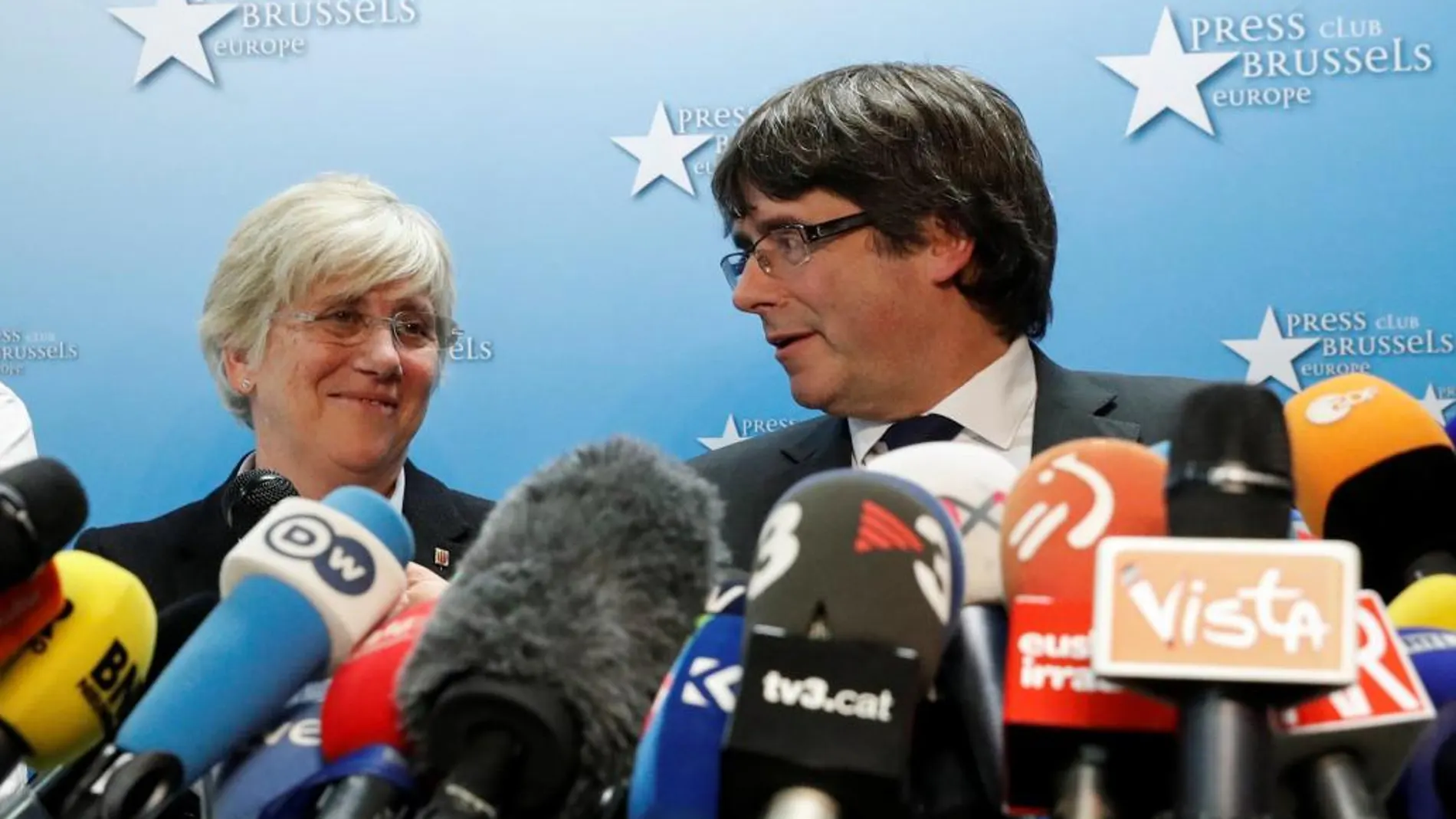 Clara Ponsati y Carles Puigdemont durante la rueda de prensa en Bruselas /Reuters