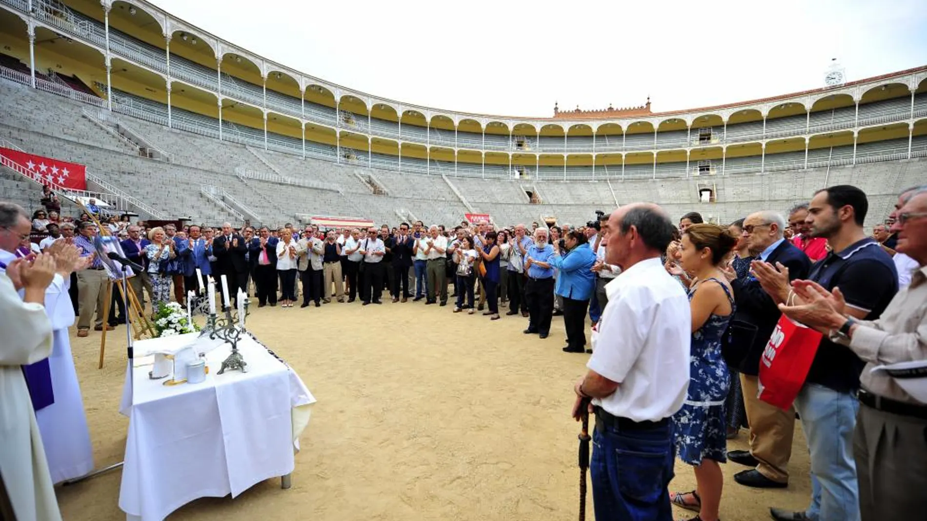 Un momento de la misa funeral en recuerdo del torero Iván Fandiño, que ha tenido lugar esta tarde en la Plaza de Toros de Las Ventas.