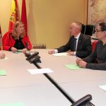La consejera de Economía y Hacienda, Pilar del Olmo, se reúne con trabajadores de la empresa Hullera Vasco-Leonesa