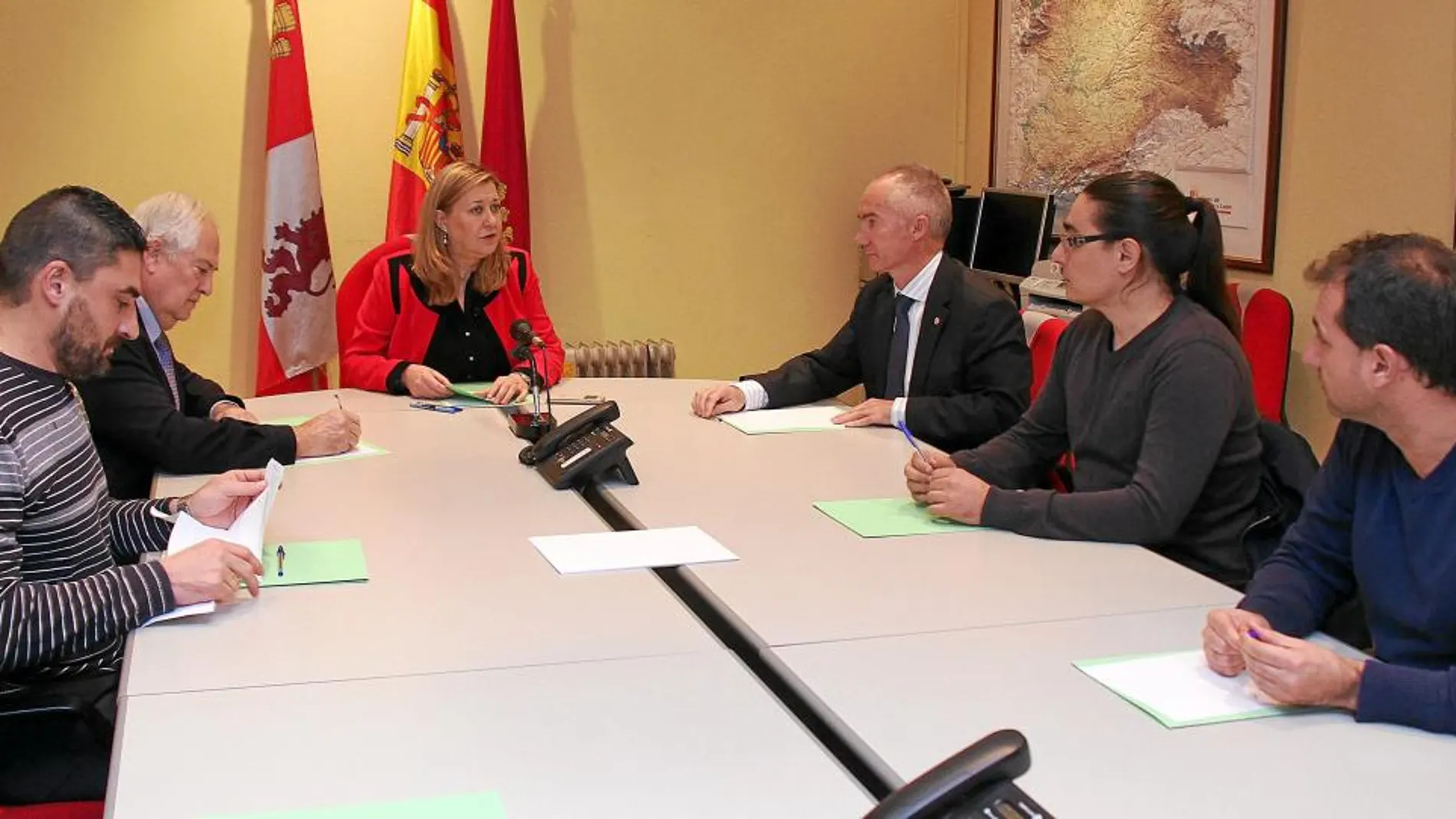 La consejera de Economía y Hacienda, Pilar del Olmo, se reúne con trabajadores de la empresa Hullera Vasco-Leonesa