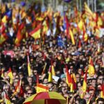 Cientos de miles de personas se concentran en el Paseo de Gracia de Barcelona, en la manifestación convocada hoy por Societat Civil Catalana. EFE/Javier Etxezarreta