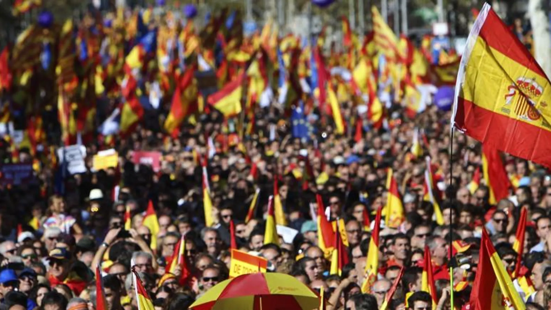 Cientos de miles de personas se concentran en el Paseo de Gracia de Barcelona, en la manifestación convocada hoy por Societat Civil Catalana. EFE/Javier Etxezarreta