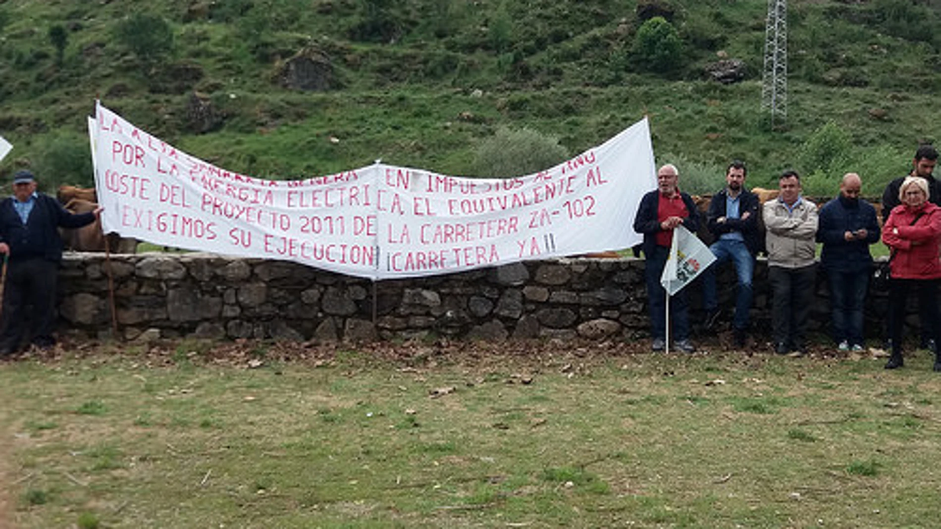 Luis Tudanca junto con los vecinos de Porto de Sanabria reivindican una nueva carretera para esta zona sanabresa