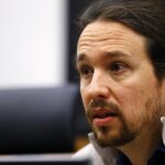 El líder de Podemos, Pablo Iglesias, durante la rueda de prensa posterior a la reunión con la vicepresidenta valenciana, Mónica Oltra.