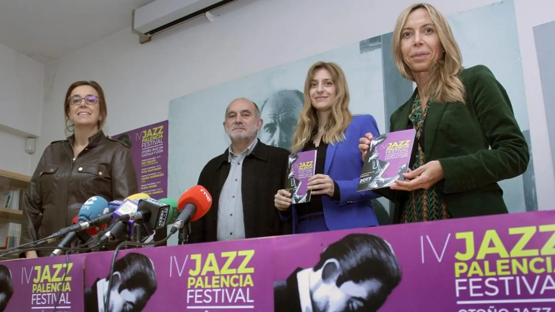 De izquierda a derecha, Ángeles Armisén, José Ángel Zapatero, Mar Sancho y Carmen Fernández, durante la presentación del festival
