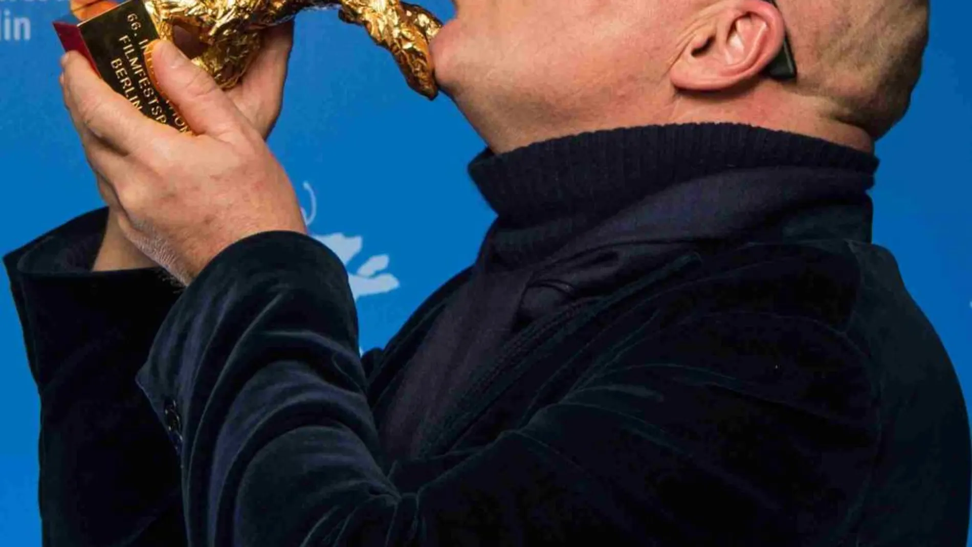 Gianfranco Rosi besa su Oso de Oro en Berlín.