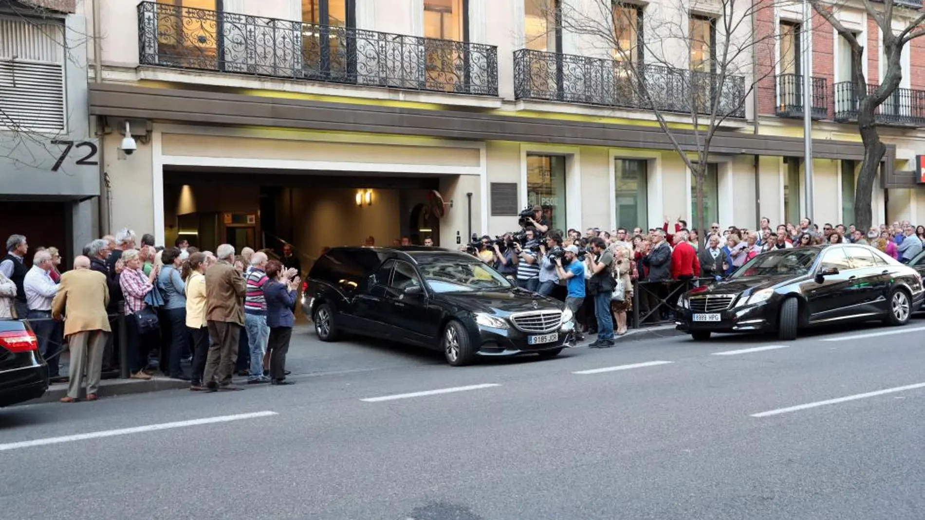 Salida de la sede del PSOE, en Madrid, del coche fúnebre con los restos de Carme Chacón.