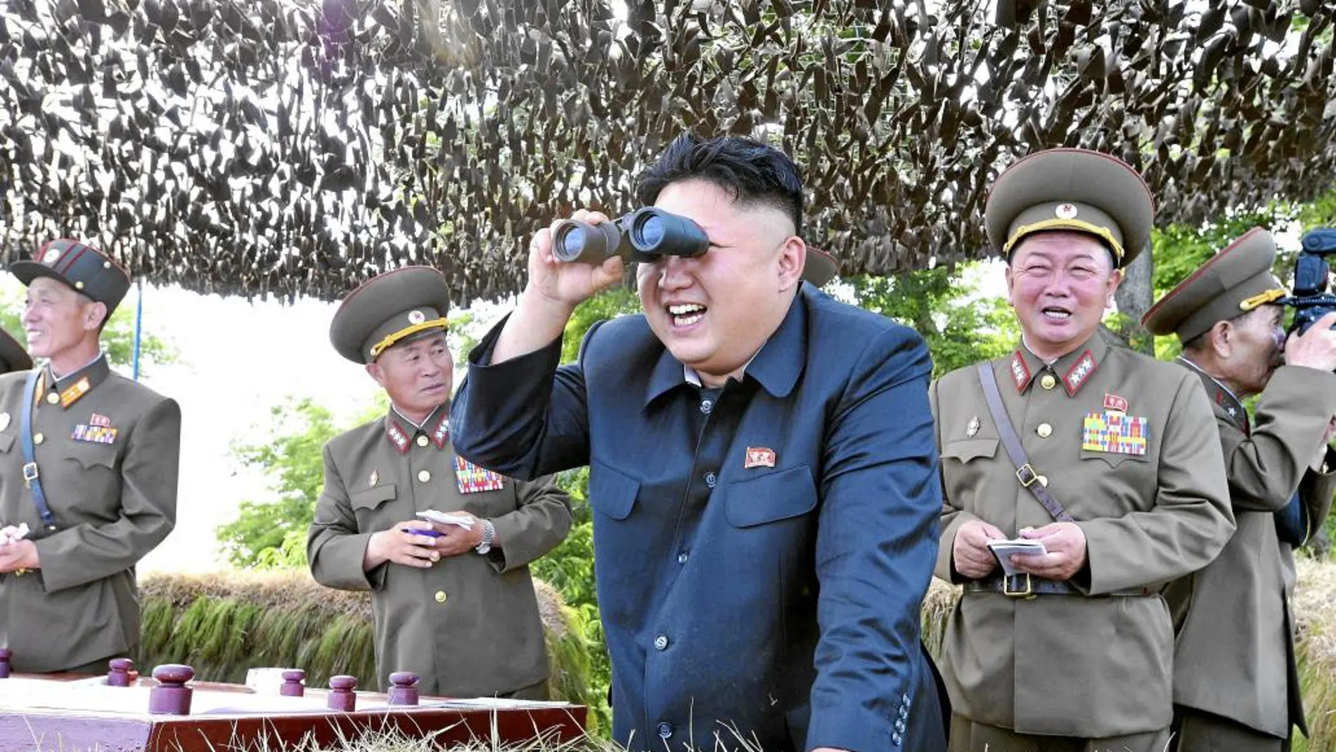 El dictador de Corea del Norte, Kim Jong Un, en unas maniobras militares