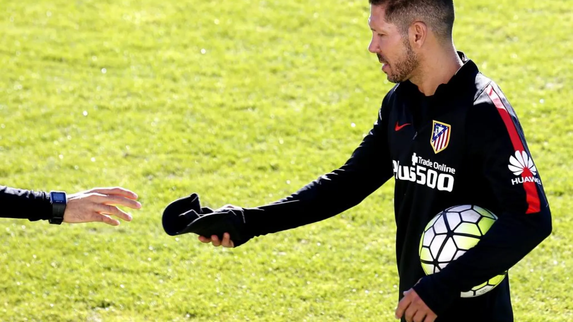 El entrenador del Atlético de Madrid, el argentino Diego Simeone, durante el entrenamiento que el conjunto rojiblanco ha realizado hoy en la Ciudad Deportiva de Cerro del Espino.