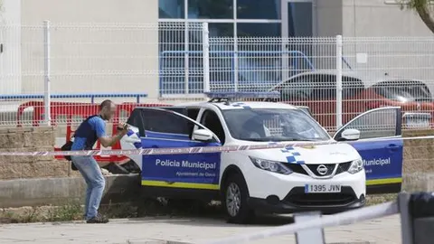 Agentes de los Mossos d'Esquadra y policía local en el lugar del tiroteo en Gavà