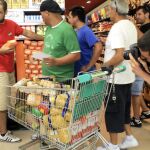 Algunos de los 200 militantes del Sindicato Andaluz de Trabajadores (SAT) en el supermercado de Écija (Sevilla) de dónde se llevaron varios productos en 2012