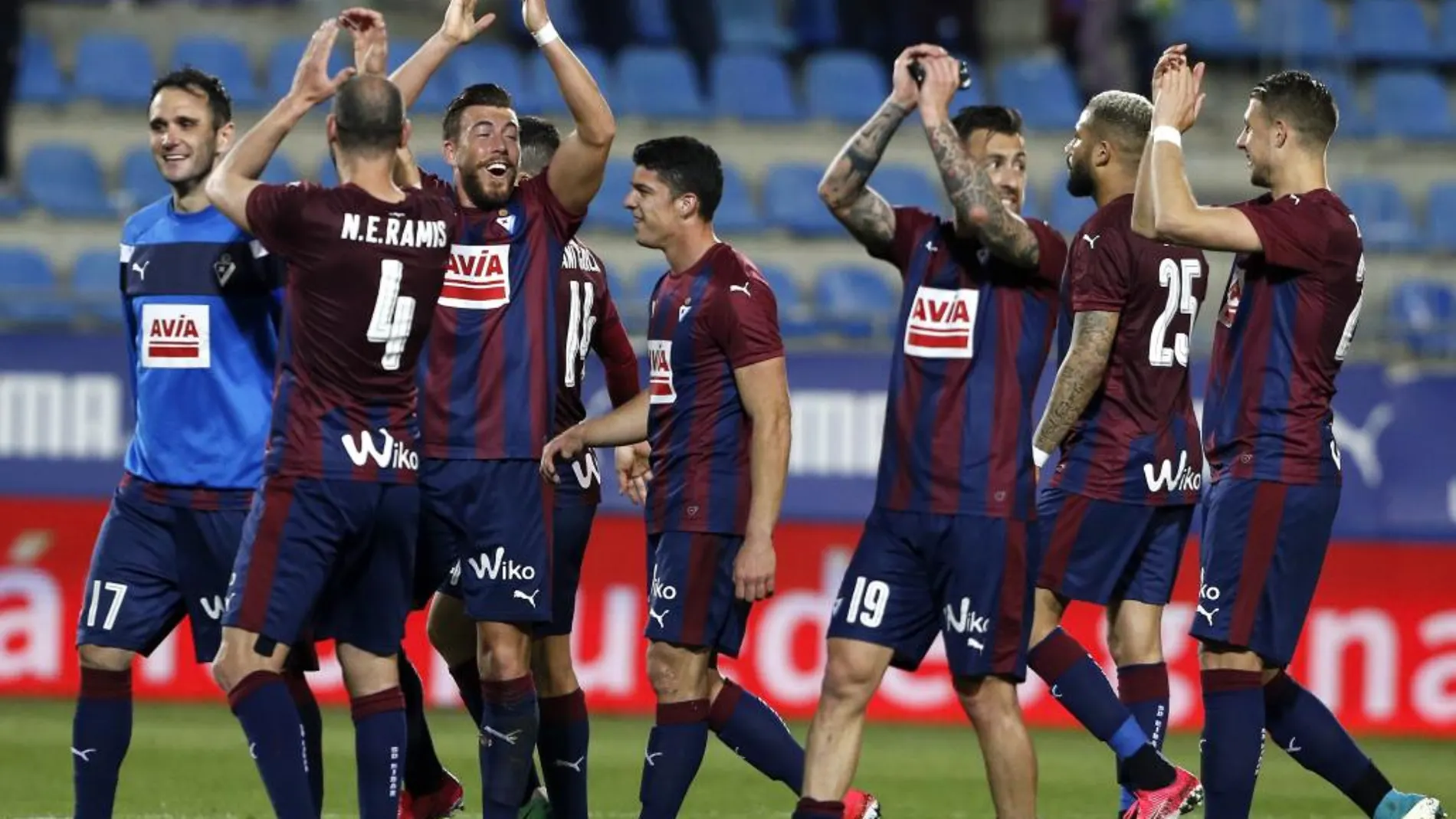 Los jugadores del Eibar celebran su victoria por 3-1 ante Las Palmas
