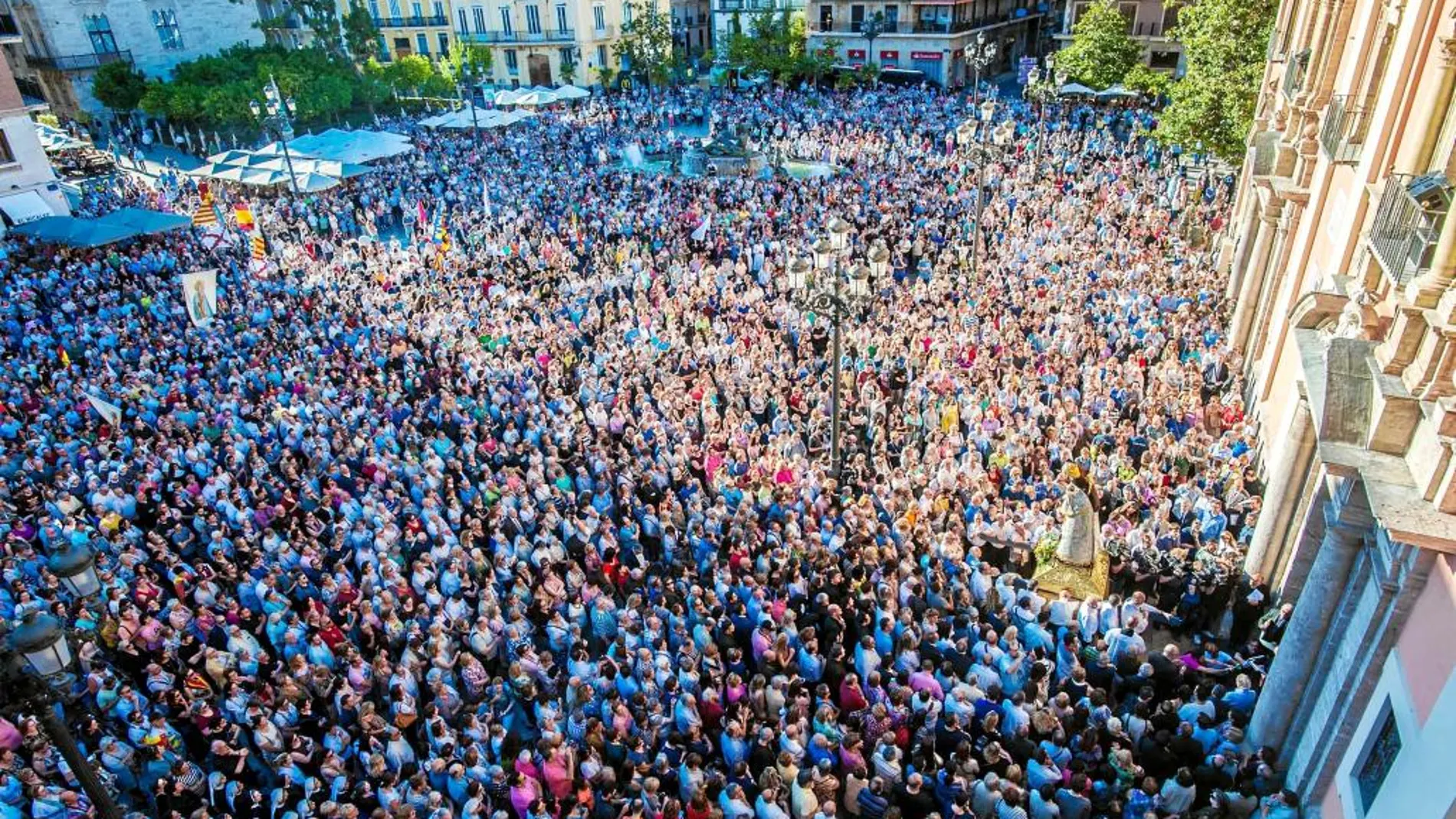 Más de 2.000 personas se dieron cita ayer en la Plaza de la Virgen de Valencia para dar testimonio de su fe por la patrona de Valencia