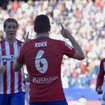 Koke recibe la felicitación de sus compañeros Fernando Torres y Antoine Griezmann tras conseguir el primer gol ante el Granada.